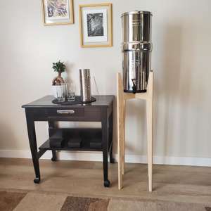 Support haut en bois de frêne blanchi pour filtre à eau, conçu pour distributeur de purificateur d'eau par gravité, avec pieds robustes et hauteur surélevée - Product Image 3