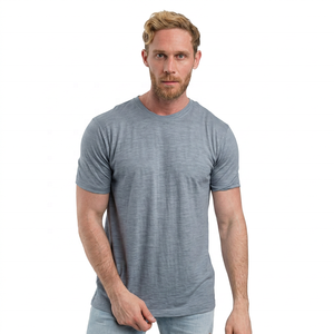Camiseta de hombre con mangas cortas, cuello redondo y tejido de punto, un básico esencial con gran demanda constante. - Product Image 4