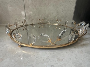 Bandeja Redonda Metálica de Almacenamiento con Detalles de Cristal, Acabado Dorado, Superficie Pulida, para Uso en Mesa, Diseño Moderno y Lujoso - Product Image 1