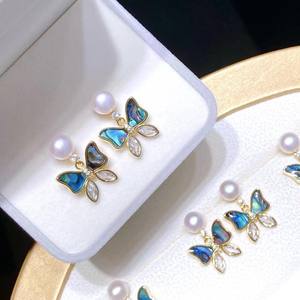 Boucles d'oreilles rondes plates en perles d'eau douce avec incrustation de coquille d'ormeau, papillon Zhuji 7-8 perles Mantou, design élégant et stylé - Product Image 1