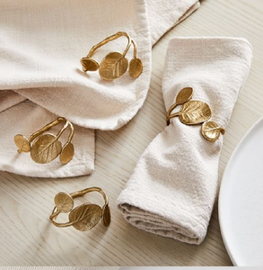 Ces anneaux en feuilles de ginkgo dorés mats offrent une touche sophistiquée et organique aux textiles. Stock disponible à prix de gros. - Product Image 6