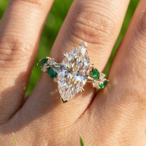 Anillo de compromiso de plata de ley 925 con moissanita de corte marquesa, engaste de púas, diseño de flor chapado en oro de moda, engaste de canal para - Product Image 1