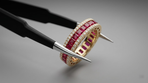 Bague d'éternité de luxe en or 14 carats avec diamants taille princesse de 2 mm et pierres latérales de haute qualité – Bijoux personnalisés - Product Image 3