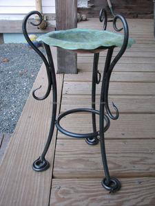 Bain d'oiseaux moderne en métal au design élégant, parfait pour l'extérieur, bac à eau pour mangeoire à oiseaux de jardin, construction durable. - Product Image 4