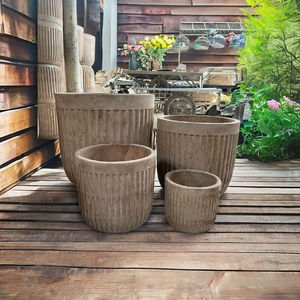 Jardinière en terre cuite vintage du Vietnam poterie antique non émaillée avec pot de jardin artisanal et soucoupes pour un usage domestique - Product Image 1