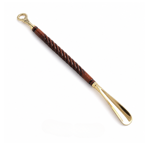Cuchara para zapatos de latón de primera calidad con mango de madera tallado a mano, asistente para calzarse de mango largo, elegante accesorio de vestimenta para hombres y mujeres - Product Image 1