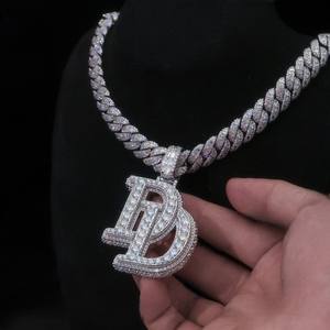 Pendentif personnalisé Hip Hop en argent 925 avec diamants Moissanite taille baguette et logo lettre initiale, style Iced Out - Product Image 2