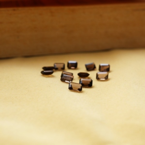 Cuarzo Ahumado Natural, Gema de 4x6mm, Corte Esmeralda, Pulido Brillante, Certificado por Terceros, Lote de 12 Piezas, Rajasthan, para Joyería - Product Image 1