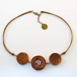 Collar con Colgante de Cruz de Madera de Diseño Artesanal para Mujer, Producto de Artesanía en Bambú y Madera - Product Image 1