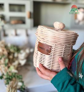 Cesta de almacenamiento de ratán tejido con tapa. Juguete modelo para niños. Contenedor de alimentos redondo minimalista hecho a mano para cocina. - Product Image 2