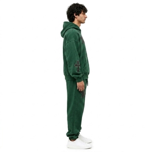 Ensemble de survêtement 2 pièces pour homme, automne, coupe oversize, sweat à capuche et pantalon de jogging, patch étoile et croix, en polaire, décontracté, personnalisable, OEM, fabricant en gros - Product Image 4