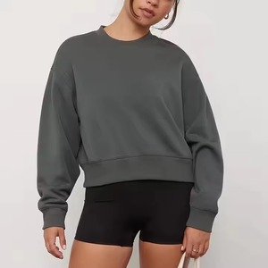 Sweat-shirts d'hiver en molleton de coton épais 400 g/m² pour femme, col montant, coupe courte, épaules tombantes, coupe oversize et carrée, à revers sur le devant, vente en gros - Product Image 1