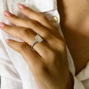 Bague de fiançailles en diamant de laboratoire taille émeraude 2,5 carats, pavé torsadé, certifiée IGI, clarté VVS, or, tendance, pour femme - Product Image 5