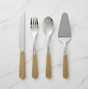 Ensemble de couverts minimalistes modernes avec poignées texturées dorées, acier inoxydable poli miroir, passe au lave-vaisselle, vaisselle de mariage - Product Image 1