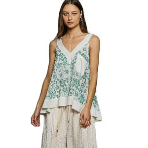 Camiseta sin mangas con cuello en V y bolsillo frontal POL Floral - Product Image 1