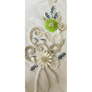 Appliques brodées à la main pour vêtements et accessoires féminins - Fleurs superposées à sequins et broderies en fil métallique, provenant d'un fournisseur indien, en promotion - Product Image 1