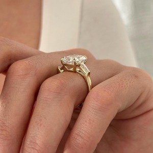 Bague de fiançailles de luxe en or jaune 14 carats avec diamant de laboratoire allongé radiant de 5 carats, pureté E VVS2, trois pierres, certifiée IGI, tendance - Product Image 6