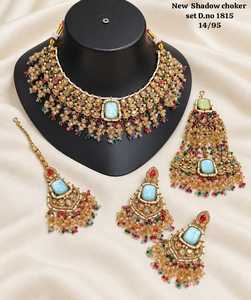 Ensemble collier choker en pierre rose plaqué or avec boucles d'oreilles et Maang Tikka, bijoux de mariée indiens - Product Image 5