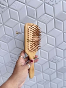 Cepillo para el Cabello de Cuero y Madera Hecho a Mano con Tallado Floral, Diseño Moderno Minimalista, Forma Rectangular, Última Colección - Product Image 2