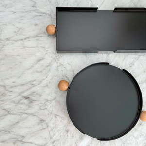 Bandejas de metal negro mate para chocolate que combinan elegantes formas geométricas con asas laterales de madera natural cálida para servir. - Product Image 2