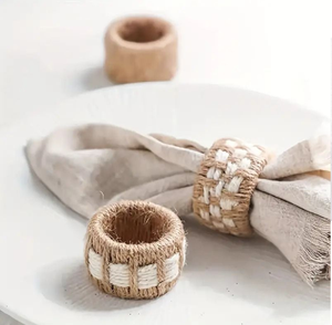 Anneau de serviette en jute tressé rustique avec une bande à motif à carreaux crème clair, disponible à prix de gros. - Product Image 1