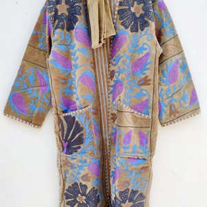 Kimono largo artesanal de terciopelo transpirable con bordado de animales estilo Suzani, estilo bohemio, con botones, para invierno. - Product Image 3