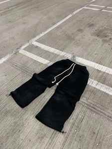 Ensemble de survêtement personnalisé en molleton bouclette pour homme, avec pantalon évasé à ourlet brut et appliqué patchwork vieilli, et sweat à capuche - Product Image 4