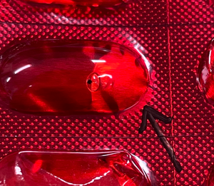 Rollo de Película de Embalaje Farmacéutico de PVdC Grado B – Precio de Liquidación de Fábrica, Color Rojo, 335 micras x 1310 mm - Product Image 5