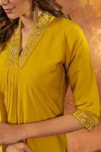 Ensemble Kurta en coton moutarde pour femme avec dupatta fleuri, coupe classique, tenue décontractée traditionnelle indienne et pakistanaise, broderie longue jusqu'au sol - Product Image 3