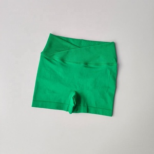 Shorts de yoga personnalisables à séchage rapide pour femmes, taille haute, pour la gym et l'entraînement, couleur unie - Product Image 2