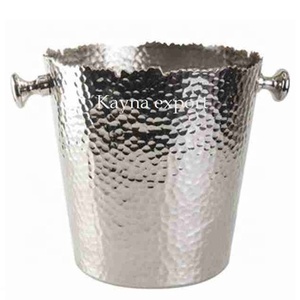 Seau à champagne artisanal de style martelé en métal utilisé pour les fournitures d'hôtel et de restaurant refroidisseur de seau à glace à vin en métal poli - Product Image 1