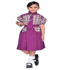 ชุดนักเรียนหญิงคุณภาพสูง สีแดง สำหรับชั้นประถมศึกษา แบบผ้ากันเปื้อน ผลิตจากโพลีเอสเตอร์/คอตตอน รับสกรีนโลโก้ ขายส่ง ใส่ได้ทุกฤดู สวมใส่สบาย - Product Image 4