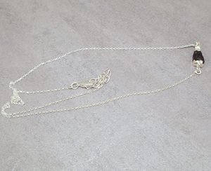 Collar de Cadena de Plata 925 con Gema de Granate Rojo Natural, Diseño Único y Moderno, Cristal Curativo, Piedra de Nacimiento, Joyería para Mujeres y Niñas - Product Image 3