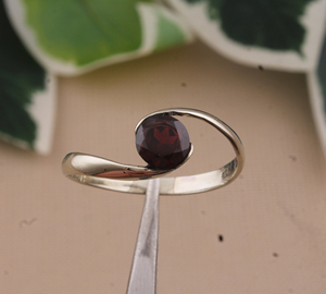 แหวนเงินแท้ 925 ทำมือ ประดับพลอยโกเมนสีแดงธรรมชาติ ฝังแบบ Bezel ดีไซน์คลาสสิก วงกว้าง ประดับพลอยหลากสี เหมาะเป็นของขวัญแต่งงาน สำหรับทุกเพศ - Product Image 5