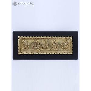 Elegante colgante de pared de símbolos Vaishnava de latón de 14 "con marco de madera de Garuda y Hanuman para una exhibición distinguida - Product Image 4