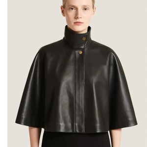 Cape en cuir de mouton noir faite à la main, col haut, sans manches - Product Image 1