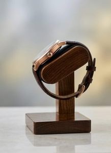 Soporte de Madera para Reloj con Almohadilla de Cuero Negro, Diseño Minimalista para Exhibición en Escritorio - Product Image 4