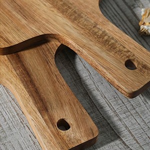 Planche à découper en bois naturel avec poignée intégrée et trou de suspension, écologique, REHMAN CRAFT - Product Image 3
