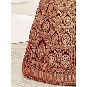 Lehenga choli ชุดเจ้าสาวผ้ากำมะหยี่ปักสีแดง - Product Image 2