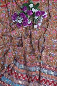 Tela Crepé Natural Color Camel con Estampado Floral Buta y Borde Ornamental Pesado para Material de Vestido Kurti, Prenda Étnica - Product Image 4