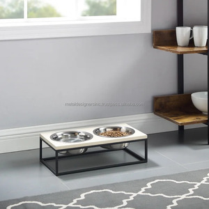 Mangeoires doubles surélevées en bois blanchi pour chiens avec base noire solide et support métallique - Product Image 3