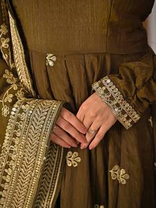 Ensemble de robe Anarkali en soie vert olive, broderie dorée, tenue ethnique pour mariage, style pakistanais - Product Image 4