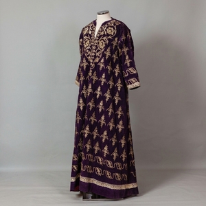 Dálmatica Litúrgica de Terciopelo Morado Bordada a Mano con Flores Doradas, Vestimenta Religiosa Personalizada - Product Image 1