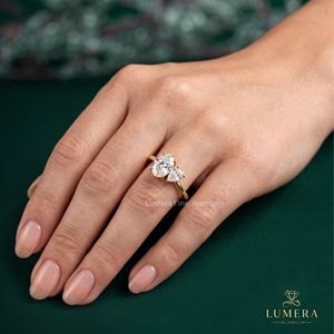 Anillo de Dos Piedras Estilo Toi Et Moi, con Diamantes Cultivados en Laboratorio, en Oro Amarillo, Forma de Pera y Óvalo, para Mujer - Product Image 1