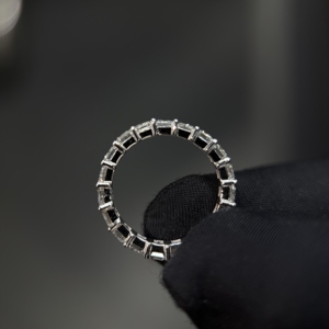Anillo de Eternidad de Oro Sólido de 14K con Diamantes de Corte Esmeralda Cultivados en Laboratorio de 2.60 CTW para Mujer, Joyería Fina de Lujo para Aniversario de Bodas - Product Image 4