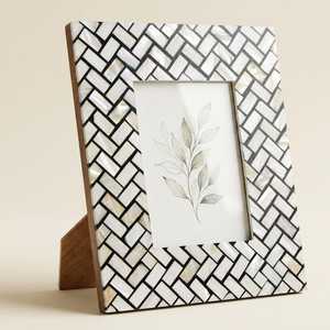 Elegante Marco de Fotos con Incrustaciones de Nácar, Tamaño y Forma Personalizados, Portafotos Decorativo Hecho a Mano con Acabado de Lujo - Product Image 3