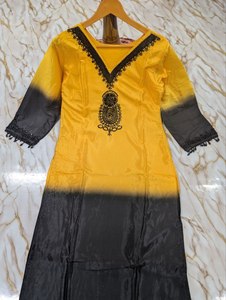 ชุดคุर्ตาผ้าเครปไหมสีเหลืองดำไล่เฉดสำหรับผู้หญิง ยาวคลุมเท้า ปักลาย ทรงหลวม สไตล์อินเดีย-ปากีสถาน ชุดลำลอง แห้งเร็ว - Product Image 6