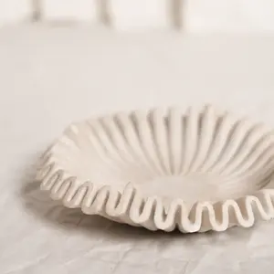 Plat de service artisanal en marbre moderne, fait main, pour fruits et en-cas secs, garantissant l'authenticité, la durabilité et une finition supérieure. - Product Image 5