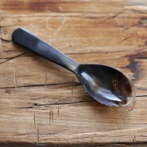 Cuchara Decorativa Hecha a Mano con Cuerno de Búfalo, Muy Solicitada, para el Hogar, la Oficina o Restaurantes, Disponible al Mejor Precio - Product Image 1