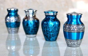 Urne en laiton faite à la main, forme ronde moderne, décorative, bleue mouchetée, pour occasions de commémoration, portable - Product Image 6